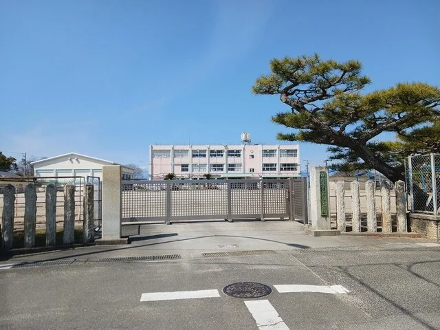 鈴鹿市立若松小学校まで1300m