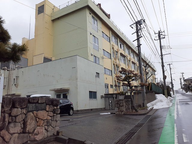 新潟市立松浜中学校まで413m