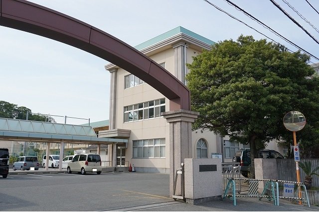 津田小学校まで1500m