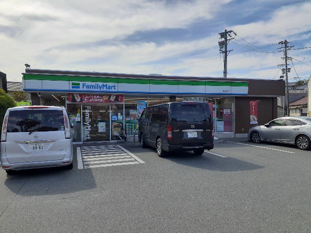ファミリーマートまで210m