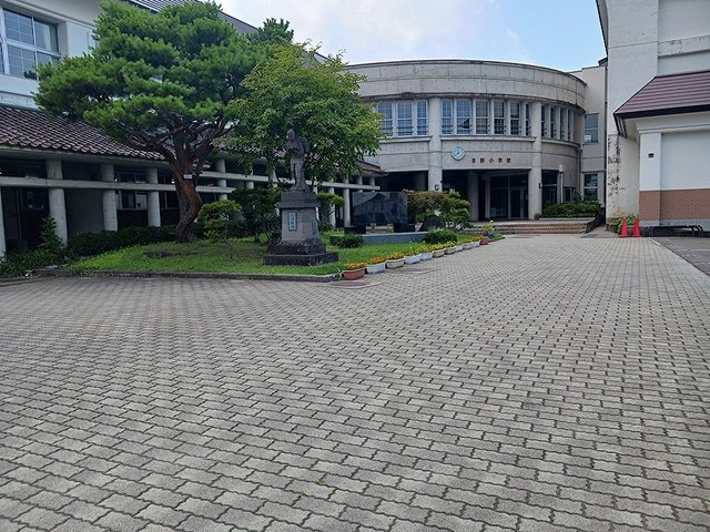 会津若松市立日新小学校まで352m
