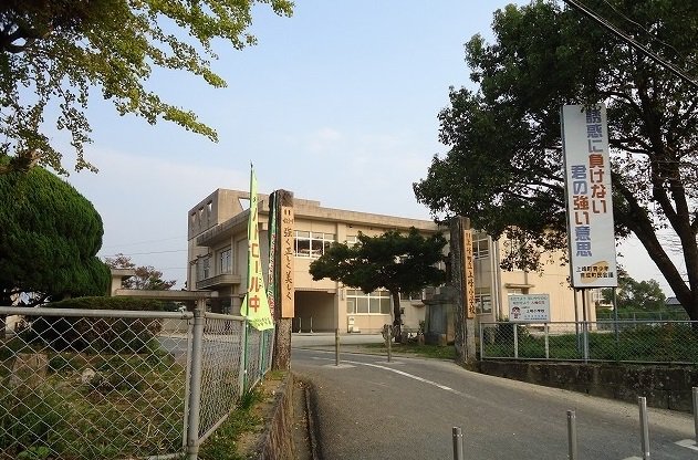 上峰小学校まで1500m