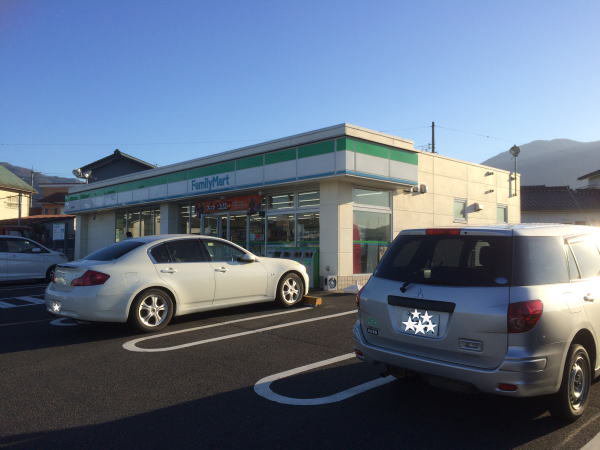 ファミリーマートまで700m