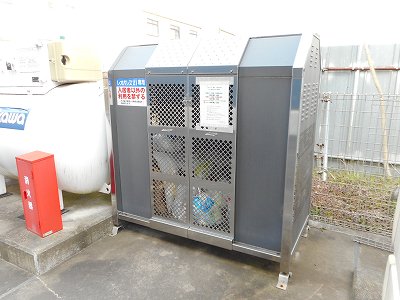 敷地内にゴミ庫が設置されておりゴミ捨てに便利です