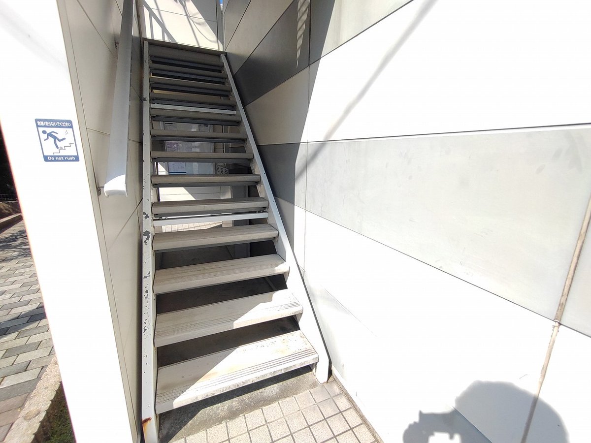 2Fへ上がる共有階段