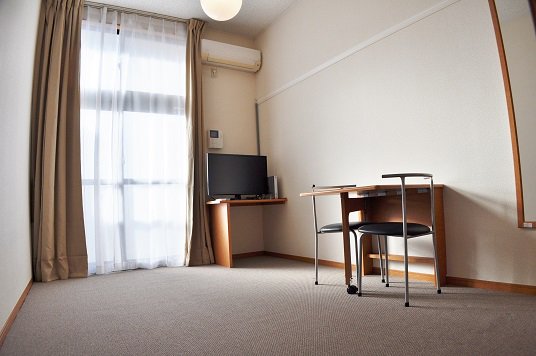 カーテン、ＴＶ付き（部屋によりメーカーは異なります）