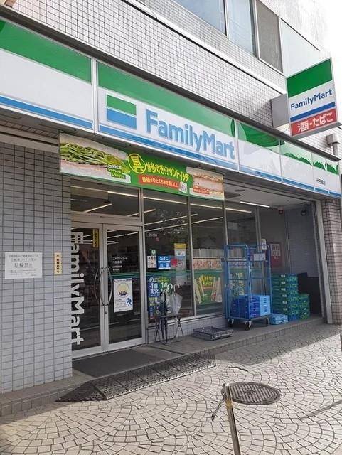 ファミリーマートまで140m