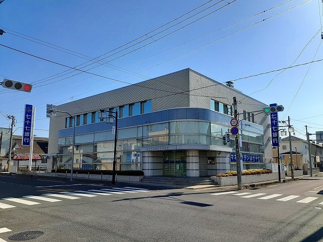 七十七銀行　小牛田店まで1300m