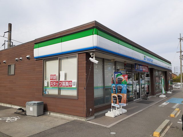 ファミリーマート橋本古佐田店様まで500m