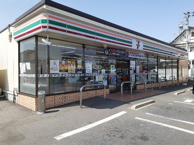 セブンイレブン下中居町西店まで300m