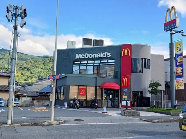 マクドナルド　外環教興寺店まで740m