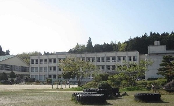 荒島小学校まで1000m