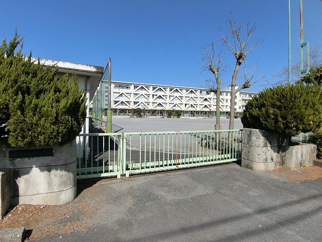 東小学校まで1300m