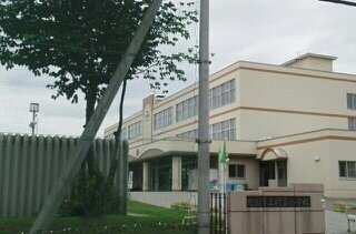 旭川市立新富小学校まで2600m