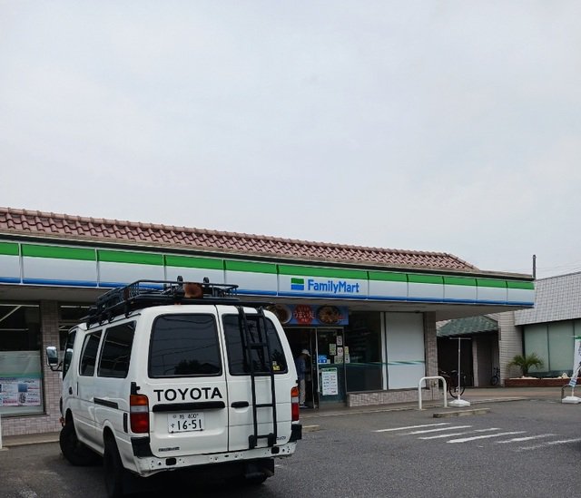 ファミリーマートまで560m