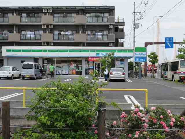 ファミリーマートまで140m