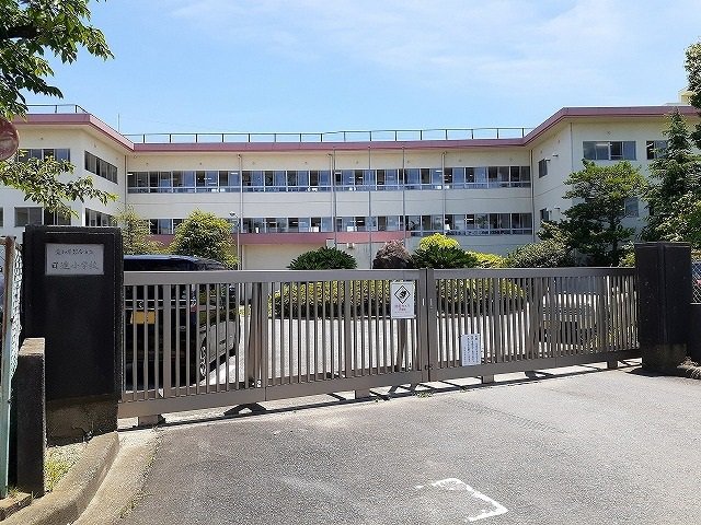 日進小学校まで296m