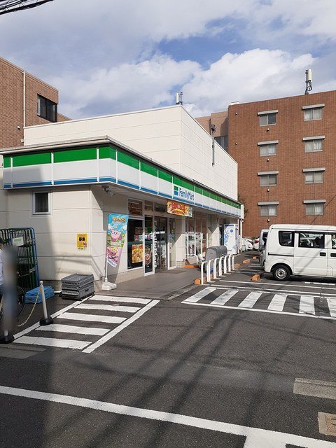 ファミリーマート世田谷二丁目店まで300m