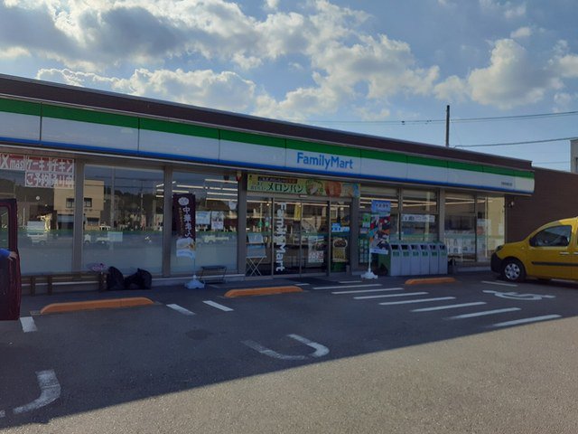 ファミリーマートまで389m