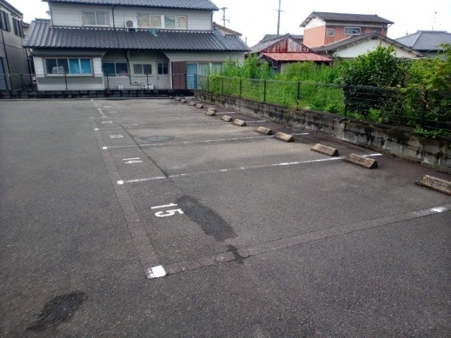 敷地内駐車場　空車状況はお問合せ下さい。