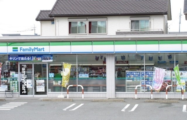 ファミリーマート伊勢上地店まで700m