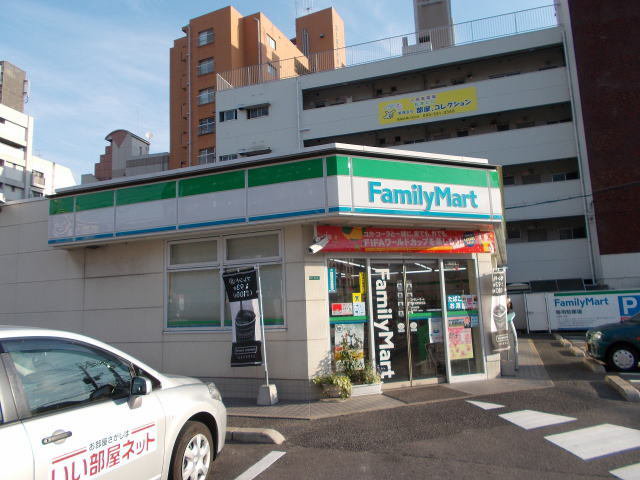 ファミリーマートまで180m