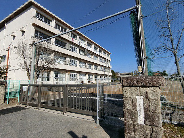 宇留生小学校まで800m