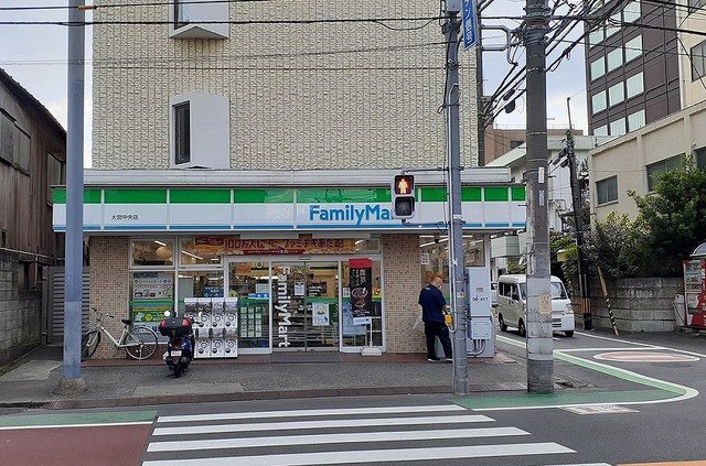 ファミリーマート　大宮中央店まで290m