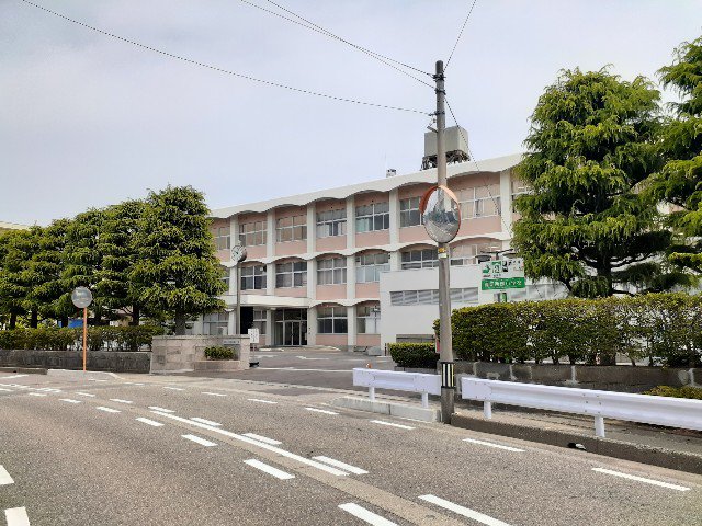 高岡西部小学校まで800m