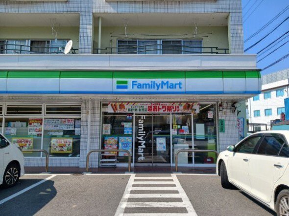 ファミリーマートまで290m