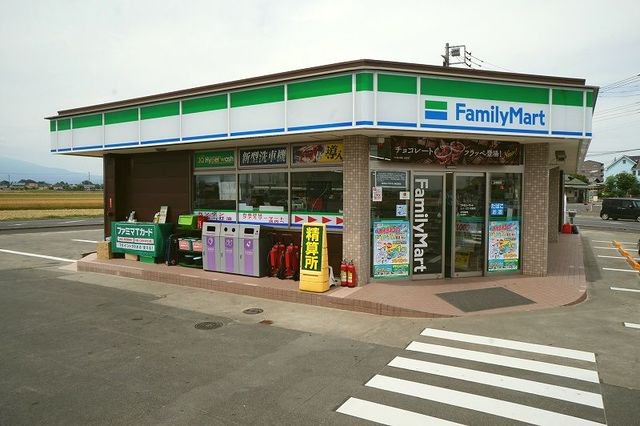 ファミリーマートまで750m