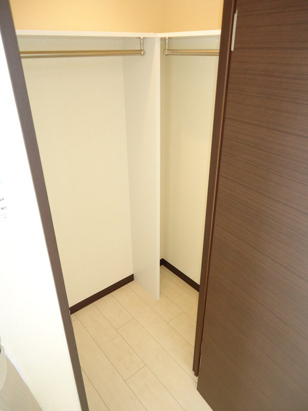 クローゼットはＬ字にハンガー掛けがあります