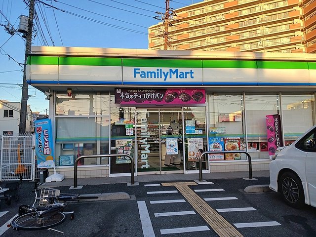 ファミリーマートまで408m