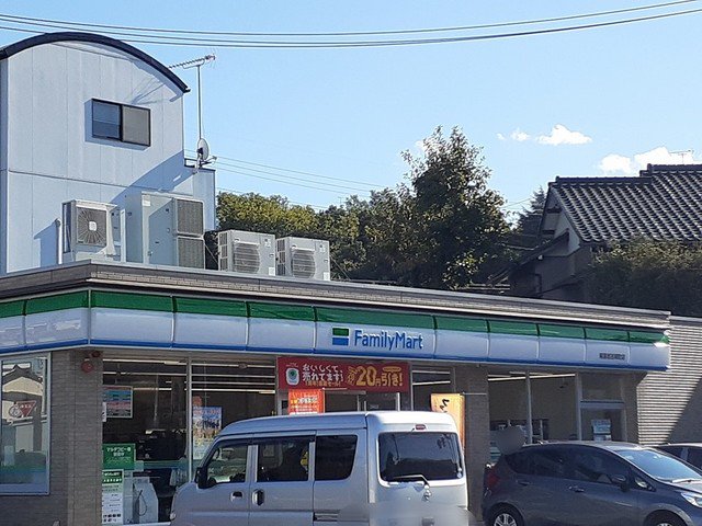 ファミリーマートまで619m