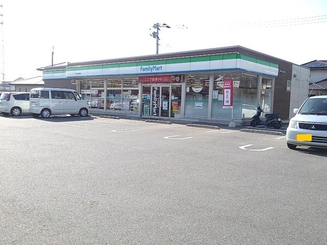 ファミリーマート久留米北野町店まで740m