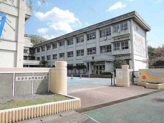 川添小学校まで2300m