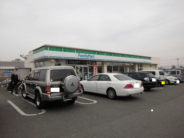 ファミリーマート済生会病院前店まで700m