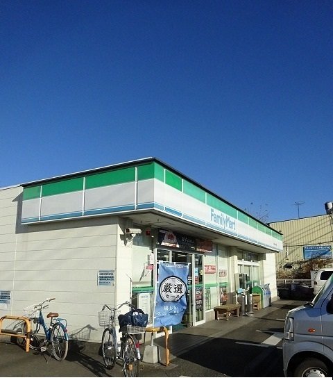 ファミリーマートまで140m