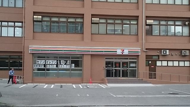セブン-イレブン 壺川駅前店まで220m