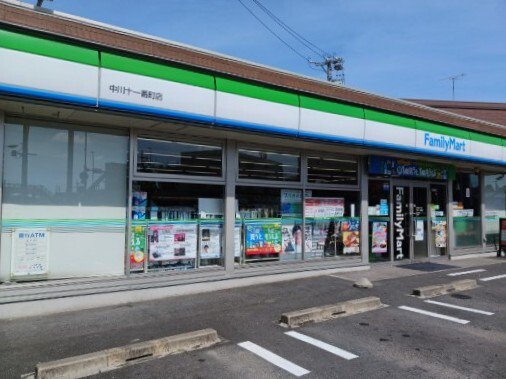 ファミリーマートまで220m