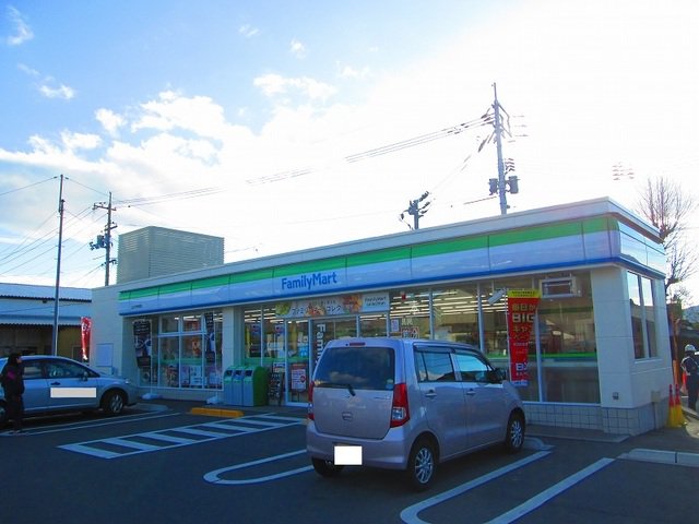 ファミリーマートまで900m