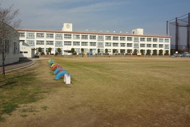 三田川小学校まで1200m