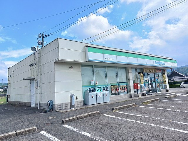 ファミリーマートまで348m