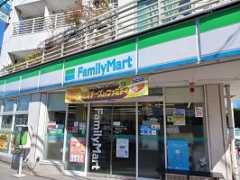 ファミリーマートまで142m