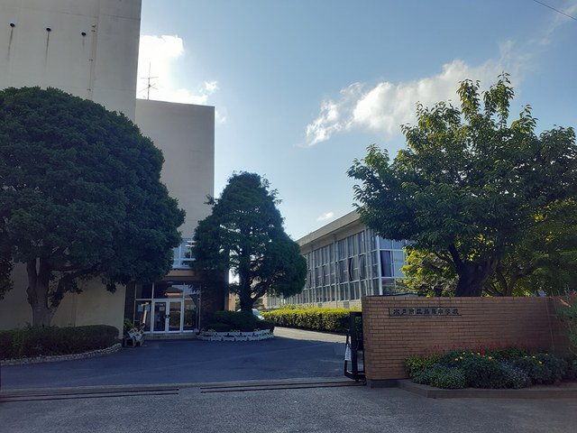 緑岡中学校まで1200m