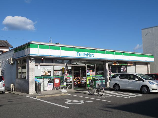 ファミリーマート津新町店まで1000m