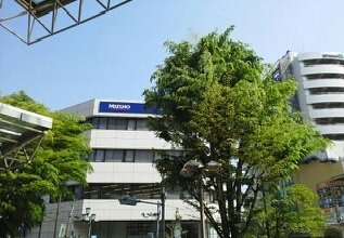 みずほ銀行まで1090m