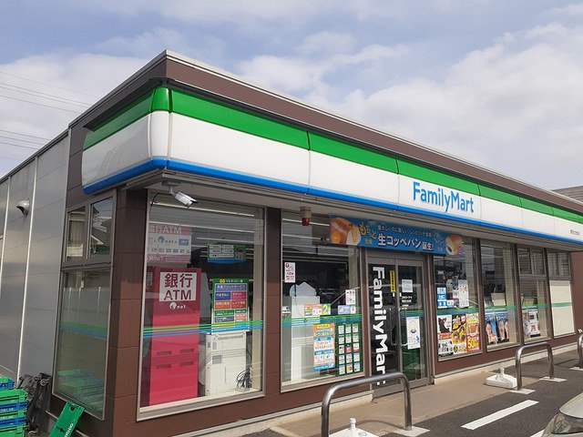 ファミリーマートまで305m