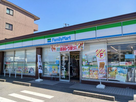 ファミリーマートまで850m