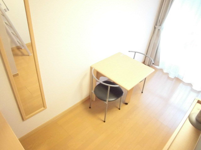 机も折りたたみ式でお部屋も広く使えます。